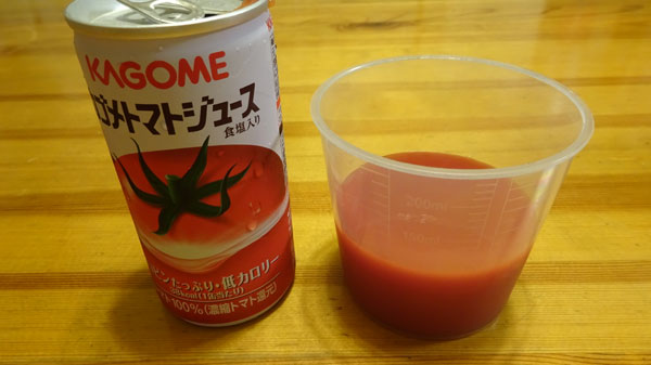 トマトジュースを入れます